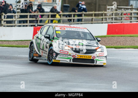 Donington, UK, le 28 avril 2018. Josh Cook Pôle prend en son pouvoir Maxed TAG Course Vauxhall Astra en qualifications pour le British Touring Car Championship 2018 Round 2 Donington Crédit : Guy Swarbrick//Alamy Live News Crédit : Guy Swarbrick/Alamy Live News Crédit : Guy Swarbrick/trackcycling.net/Alamy Live News Crédit : Guy Swarbrick/trackcycling.net/Alamy Live News Banque D'Images