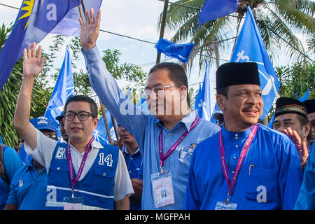 Les candidats de Barisan Nasional vu à la journée d'investiture avec leurs partisans. La Malaisie a tenu une journée de mise en candidature pour la 14e élection générale du 28 avril 2018. Le président du Parti de la Justice (PKR) Wan Azizah désigné comme candidat pour Pakatan Harapan censés défendre l'opposition siège au parlement Pandan (P100) à Kuala Lumpur. Elle sera défi par Dato' Kok Leong Wee de Barisan Nasional (NE), Mohamed Omar Sukri de islamique malaisien (PAS), Jenice Lee de Parti Rakyat Malaysia (PRM) et aussi de le candidat indépendant Mohd Khairul Azam. Banque D'Images