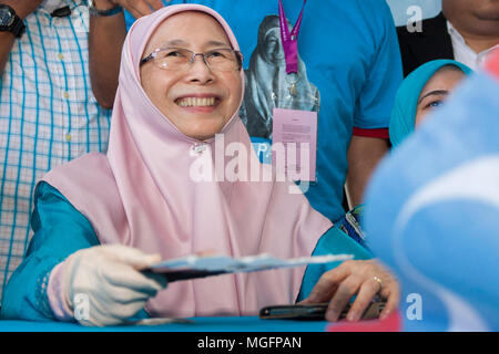 La Malaisie a tenu une journée de mise en candidature pour la 14e élection générale du 28 avril 2018. Le président du Parti de la Justice (PKR) Wan Azizah désigné comme candidat pour Pakatan Harapan censés défendre l'opposition siège au parlement Pandan (P100) à Kuala Lumpur. Elle sera défi par Dato' Kok Leong Wee de Barisan Nasional (NE), Mohamed Omar Sukri de islamique malaisien (PAS), Jenice Lee de Parti Rakyat Malaysia (PRM) et aussi de le candidat indépendant Mohd Khairul Azam. Banque D'Images