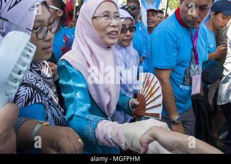 Kuala Lumpur, Selangor, Malaisie. Apr 28, 2018. Le président du Parti de la Justice (PKR) Wan Azizah vu serrer la main avec un de ses partisans sur le jour de clôture.La Malaisie a tenu une journée de mise en candidature pour la 14e élection générale du 28 avril 2018. Le président du Parti de la Justice (PKR) Wan Azizah désigné comme candidat pour Pakatan Harapan censés défendre l'opposition siège au parlement Pandan (P100) à Kuala Lumpur. Elle sera défi par Dato' Kok Leong Wee de Barisan Nasional (NE), Mohamed Omar Sukri de islamique malaisien (PAS), Jenice Lee de Parti Rakyat Mal Banque D'Images