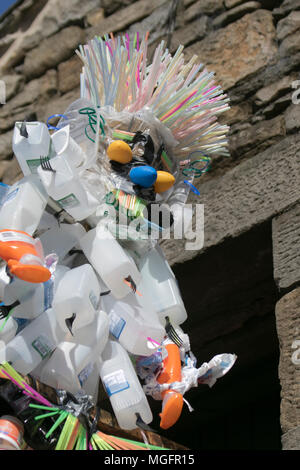 Figurine de sculpture en plastique reprise et réutilisée à Wray, Lancaster, Royaume-Uni. Articles en plastique recyclé; sculpture avec morceaux de pailles en plastique au festival et salon Wray Scarecrow. Les villageois de Wray sont de nouveau de créer des personnages bizarres, des portraits laquais et de merveilleuses créations faites de bouteilles de lait en plastique et de cartons de jour en jour. Banque D'Images