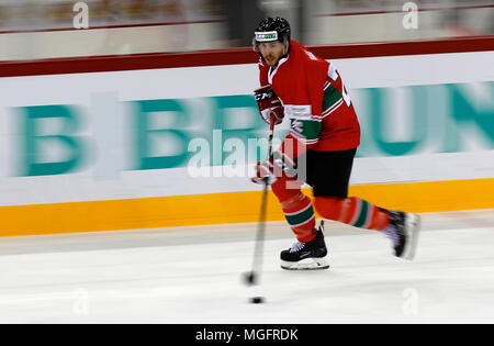 Budapest, Hongrie. 28 avril 2018. Janos Hari de Hongrie contrôle la rondelle au cours de la 2018 Championnat du monde de hockey 2009 Division I GROUPE A match entre la Hongrie et la Grande-Bretagne à Laszlo Papp Budapest Sports Arena le 28 avril 2018 à Budapest, Hongrie. Credit : Laszlo Szirtesi/Alamy Live News Banque D'Images