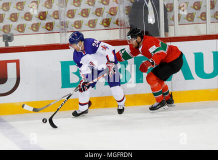 Budapest, Hongrie. 28 avril 2018. (L-r) Brendan Brooks de Grande-Bretagne est en compétition pour la rondelle avec Andras Benk de Hongrie au cours de la 2018 Championnat du monde de hockey 2009 Division I GROUPE A match entre la Hongrie et la Grande-Bretagne à Laszlo Papp Budapest Sports Arena le 28 avril 2018 à Budapest, Hongrie. Credit : Laszlo Szirtesi/Alamy Live News Banque D'Images