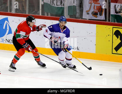 Budapest, Hongrie. 28 avril 2018. (L-r) de la Hongrie Bence Stipsicz défis Robert Lachowicz de Grande-Bretagne au cours de la 2018 Championnat du monde de hockey 2009 Division I GROUPE A match entre la Hongrie et la Grande-Bretagne à Laszlo Papp Budapest Sports Arena le 28 avril 2018 à Budapest, Hongrie. Credit : Laszlo Szirtesi/Alamy Live News Banque D'Images