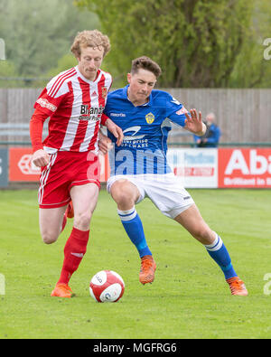 Stourbridge, UK. 28 avril 2018. Warrington Town FC a joué au FC Stourbridge en haut du tableau des play-off face à la Division Premier Evo-Stik le samedi 28 avril 2018. Les jaunes, jouant en bleu, avait besoin d'un seul point pour terminer deuxième de la ligue, mais a perdu 2 - 1 à la maison côté. Crédit : John Hopkins/Alamy Live News Banque D'Images