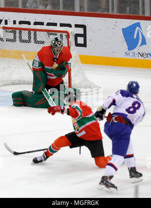 Budapest, Hongrie. 28 avril 2018. (L-r) Le gardien de but Adam Vay de la Hongrie enregistre avec sa poitrine le coup de Matthew Myers de Grande-bretagne # 8 pendant le 2018 Championnat du monde de hockey 2009 Division I GROUPE A match entre la Hongrie et la Grande-Bretagne à Laszlo Papp Budapest Sports Arena le 28 avril 2018 à Budapest, Hongrie. Credit : Laszlo Szirtesi/Alamy Live News Banque D'Images