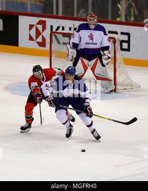 Budapest, Hongrie. 28 avril 2018. (L-r) Csanad Erdely de Hongrie défis Dallas Ehrhardt de Grande-Bretagne devant Ben Bowns de Grande-Bretagne au cours de la 2018 Championnat du monde de hockey 2009 Division I GROUPE A match entre la Hongrie et la Grande-Bretagne à Laszlo Papp Budapest Sports Arena le 28 avril 2018 à Budapest, Hongrie. Credit : Laszlo Szirtesi/Alamy Live News Banque D'Images