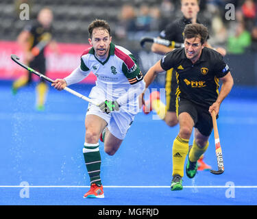 Londres, Royaume-Uni. Apr 28, 2018. Chris Grassick (C) de Surbiton est bataille pour le bal avec Adam Dixon de Beeston au cours de demi-finale entre 2 MHL Surbiton (2e) v Beeston (3e) de la Ligue de hockey de l'Angleterre 2018 Finale le samedi, 28 avril 2018. Londres, Angleterre. Credit : Taka Wu/Alamy Live News Crédit : Taka Wu/Alamy Live News Banque D'Images