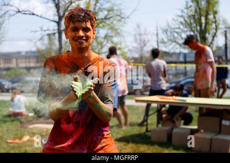 Philadelphia, PA, USA. Apr 28, 2018. Les étudiants de l'Université Drexel participer à une célébration de Holi, le ''festival de couleurs'' marquant l'arrivée du printemps. Crédit : Michael Candelori/ZUMA/Alamy Fil Live News Banque D'Images