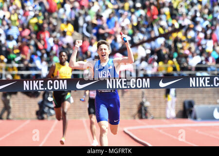 Philadelphie, Pennsylvanie, USA. Apr 28, 2018. JESSE GARN des USA célèbre comme il franchit la ligne d'arrivée en premier au cours de l'USA vs le monde Sprint Hommes Medley à la 124e exécution de la Penn Relays à Philadelphie Pennsylvanie Crédit : Ricky Fitchett/ZUMA/Alamy Fil Live News Banque D'Images