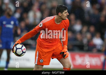 Swansea, Royaume-Uni. . Apr 28, 2018. Thibaut Courtois, le gardien de Chelsea. Premier League, Swansea City v Chelsea au Liberty Stadium de Swansea, Pays de Galles du Sud le samedi 28 avril 2018. Cette image ne peut être utilisé qu'à des fins rédactionnelles. Usage éditorial uniquement, licence requise pour un usage commercial. Aucune utilisation de pari, de jeux ou d'un seul club/ligue/dvd publications. Photos par Andrew Andrew/Verger Verger la photographie de sport/Alamy live news Crédit : Andrew Orchard la photographie de sport/Alamy Live News Banque D'Images