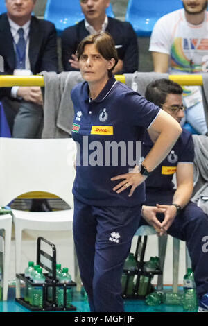 Corigliano-Rossano, Italie. 28 avril 2018. Corigliano-Rossano, entraîneur de l'Italie, au cours de la Cresta Monica Italy-Spain match dans le tournoi de qualification pour les Championnats d'Europe des moins de 20 Volley-ball 27/04/2018 Corigliano-Rossano, Italie. 28 avril 2018. Corigliano-Rossano, Italie : Crédit Photo indépendant Srl/Alamy Live News Banque D'Images