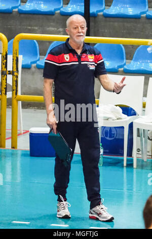 Corigliano-Rossano, Italie. 28 avril 2018. Corigliano-Rossano, Espagne coach Ricardo Maldonado, Monica Cresta pendant l'Italy-Spain match dans le tournoi de qualification pour les Championnats d'Europe des moins de 20 Volley-ball 27/04/2018 Corigliano-Rossano, Italie. 28 avril 2018. Corigliano-Rossano, Italie : Crédit Photo indépendant Srl/Alamy Live News Banque D'Images