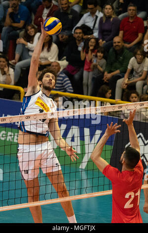 Corigliano-Rossano, Italie. 28 avril 2018. Corigliano-Rossano, un jeu d'action à l'Bulgaria-Italy match dans le tournoi de qualification pour les Championnats d'Europe des moins de 20 Volley-ball dans l'attaque Giovanni Gargiulo (Italie) 04/28/2018, Corigliano-Rossano, Italie. 28 avril 2018. Corigliano-Rossano, Italie : Crédit Photo indépendant Srl/Alamy Live News Banque D'Images