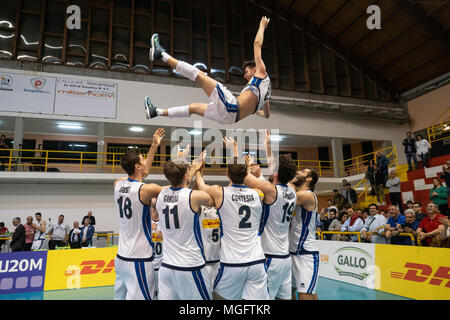 Corigliano-Rossano, Italie. 28 avril 2018. Corigliano-Rossano, la nationale italienne célèbre la victoire de l'Bulgaria-Italy match dans le tournoi de qualification pour les Championnats d'Europe pour les hommes de moins de 20 Volley-ball. 28/04/2018, Corigliano-Rossano, Italie. 28 avril 2018. Corigliano-Rossano, Italie : Crédit Photo indépendant Srl/Alamy Live News Banque D'Images