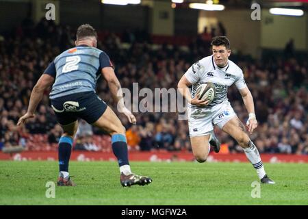 Cardiff, Royaume-Uni. 28 avril 2018. Les balbuzards' Owen Watkin étapes et attaques contre Cardiff, Royaume-Uni. 28 avril 2018. Cardiff Blues' Kirby Myhill. Match de rugby Pro Guinness14, Cardiff Blues v Ospreys , deux match du jour du jugement à la Principauté Stadium de Cardiff, Pays de Galles du Sud le samedi 28 avril 2018. Photos par Simon Latham, Andrew Orchard la photographie de sport/Alamy live news Banque D'Images