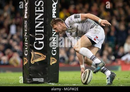 Cardiff, Royaume-Uni. 28 avril 2018. Les balbuzards' Dan Biggar touche le sol pour un essai. Match de rugby Pro Guinness14, Cardiff Blues v Ospreys , deux match du jour du jugement à la Principauté Stadium de Cardiff, Pays de Galles du Sud le samedi 28 avril 2018. Photos par Simon Latham, Andrew Orchard la photographie de sport/Alamy live news Banque D'Images