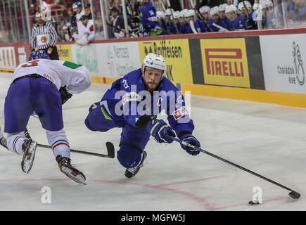 Budapest, Hongrie. Apr 28, 2018. L'Italie Markus Gander (L) rivalise avec le slovène Jan Urbas au cours de la Division I Groupe d'un match entre l'Italie et la Slovénie au 2018 Championnat du monde de hockey 2009 à Budapest, Hongrie, le 28 avril 2018. L'Italie a gagné 4-3. Credit : Csaba Domotor/Xinhua/Alamy Live News Banque D'Images