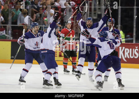 Budapest, Hongrie. Apr 28, 2018. Les joueurs d'Angleterre célébrer au cours de la Division I GROUPE A match entre l'Angleterre et la Hongrie à la 2018 Championnat du monde de hockey 2009 à Budapest, Hongrie, le 28 avril 2018. La Grande-Bretagne a gagné 3-2. Credit : Csaba Domotor/Xinhua/Alamy Live News Banque D'Images