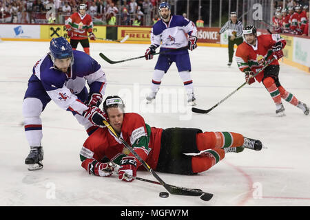 Budapest, Hongrie. Apr 28, 2018. Stephen Lee (L) de la Grande-Bretagne rivalise avec Zsombor Garat de la Hongrie au cours de la Division I Groupe d'un match entre l'Angleterre et la Hongrie à la 2018 Championnat du monde de hockey 2009 à Budapest, Hongrie, le 28 avril 2018. La Grande-Bretagne a gagné 3-2. Credit : Csaba Domotor/Xinhua/Alamy Live News Banque D'Images