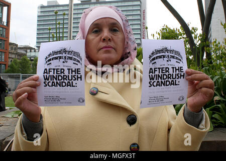 Manchester, UK. 28 avril 2018. Une femme tient deux 'après la Windrush Scandal' flyers durant un grand et 'Windrush-Generation' protester sur Manchester. Les manifestants ont exigé et fin au racisme et à l'appui pour les Caraïbes Les migrants qui sont venus à la Grande-Bretagne en vertu d'un passeport britannique pour travailler dans les années 1950. Credit : SOPA/Alamy Images Limited Live News Banque D'Images