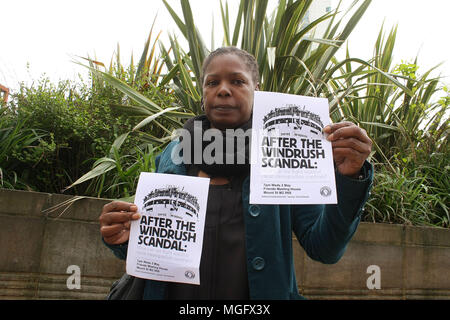 Manchester, UK. 28 avril 2018. Une jeune femme tient deux 'après la Windrush Scandal' flyers durant un grand et 'Windrush-Generation' protester sur Manchester. Les manifestants ont exigé et fin au racisme et à l'appui pour les Caraïbes Les migrants qui sont venus à la Grande-Bretagne en vertu d'un passeport britannique pour travailler dans les années 1950. Credit : SOPA/Alamy Images Limited Live News Banque D'Images