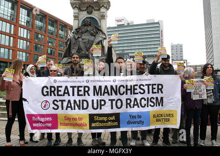 Manchester, UK. 28 avril 2018. Plus Manchester-Stand jusqu'au racisme protestataires se tenir derrière une bannière de lutte contre le racisme, au cours d'une 'Windrush-Generation No-Racism la solidarité et la démonstration. Les manifestants ont exigé et fin au racisme et à l'appui pour les Caraïbes Les migrants qui sont venus à la Grande-Bretagne en vertu d'un passeport britannique pour travailler dans les années 1950. Credit : SOPA/Alamy Images Limited Live News Banque D'Images