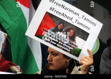 Manchester, UK. 28 avril 2018. Un manifestant Solidarité Palestine un signe de protestation des vagues au cours d'une manifestation de solidarité palestinienne, plaidant pour la libération de deux sœurs palestiniens détenus comme prisonniers politiques par les forces de défense israéliennes (FDI) et Nariman Tamimi d'Upesed Crédit : SOPA/Alamy Images Limited Live News Banque D'Images