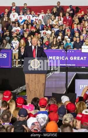 Au Michigan, aux États-Unis. 28 avril 2018. Le président Donald Trump a tenu un rassemblement électoral Macomb Comté (Michigan). Trump a laissé tomber l'assemblée annuelle de l'Association des correspondants de la Maison Blanche le dîner à se rendre à Michigan. Crédit : Jim West/Alamy Live News Banque D'Images