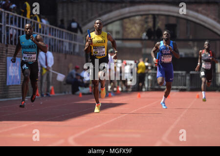 Philadelphie, Pennsylvanie, USA. Apr 28, 2018. PETER MATTHEWS dirige RAMON MILLER, MARQUEZE, WASHINGTON ET BEN AYESU-ATTAH au cours de l'USA vs le monde 4x400 au champ Franklin de Philadelphie, Pennsylvanie. Credit : Amy Sanderson/ZUMA/Alamy Fil Live News Banque D'Images