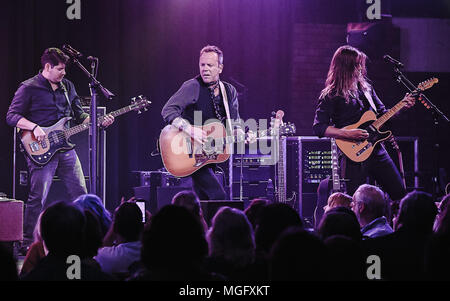 San Juan Capistrano, CA, USA. Apr 26, 2018. 1er arrêt sur le Tour 2018, le Téméraire Kiefer Sutherland Band joue à la Chambre d'entraîneur à San Juan Capistrano, CA. Kiefer William Frederick Dempsey George Rufus Sutherland est un acteur canadien, producteur, directeur, et l'auteur-compositeur. Il est surtout connu pour son rôle de Jack Bauer sur la Fox drama series 24 (2001''"2010, 2014), pour lequel il a gagné un prix Emmy, un Golden Globe, deux Screen Actors Guild Awards, et deux chaînes Awards. Crédit : Dave Safley/ZUMA/Alamy Fil Live News Banque D'Images