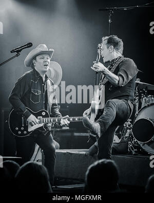 San Juan Capistrano, CA, USA. Apr 26, 2018. 1er arrêt sur le Tour 2018, le Téméraire Kiefer Sutherland Band joue à la Chambre d'entraîneur à San Juan Capistrano, CA. Kiefer William Frederick Dempsey George Rufus Sutherland est un acteur canadien, producteur, directeur, et l'auteur-compositeur. Il est surtout connu pour son rôle de Jack Bauer sur la Fox drama series 24 (2001''"2010, 2014), pour lequel il a gagné un prix Emmy, un Golden Globe, deux Screen Actors Guild Awards, et deux chaînes Awards. Crédit : Dave Safley/ZUMA/Alamy Fil Live News Banque D'Images