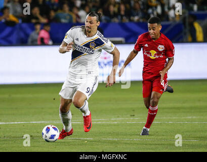 Los Angeles, Californie, USA. Apr 28, 2018. Los Angeles Galaxy's avant Zlatan Ibrahimovic (9) de la Suède contrôle le ballon loin de New York Red Bulls' terrain Tyler Adams (4) au cours de la 2018 Major League Soccer (MLS) Concordance entre la galaxie de Los Angeles et New York Red Bulls à Carson, Californie, le 28 avril 2018. New York Red Bulls a gagné 3-2 Crédit : Ringo Chiu/ZUMA/Alamy Fil Live News Banque D'Images