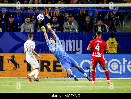 Los Angeles, Californie, USA. Apr 28, 2018. Los Angeles Galaxy's gardien David Bingham (1) s'enregistrer sur un tir de New York Red Bulls' terrain Tyler Adams (4) au cours de la 2018 Major League Soccer (MLS) Concordance entre la galaxie de Los Angeles et New York Red Bulls à Carson, Californie, le 28 avril 2018. New York Red Bulls a gagné 3-2 Crédit : Ringo Chiu/ZUMA/Alamy Fil Live News Banque D'Images