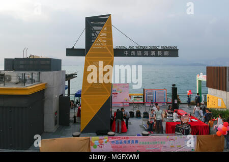 Hong Kong, Chine. 28 avril 2018. Le nouveau centre et l'ouest de la promenade de district, Hong Kong, Chine. Credit : Bob Henry/Alamy Live News Banque D'Images