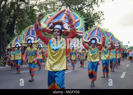 Région de la capitale nationale, aux Philippines. Apr 28, 2018. Différents festivals culturels de différentes régions des Philippines se réunissent lors de cet événement annuel de concourir pour le meilleur festival danse et custome afficher. Cet événement a également été appelée ''La métro Manille de toutes les fiestas'' où les gens peuvent se rassembler pour regarder le défilé des festivals sans se rendre dans différentes parties du pays. Credit : ZUMA Press, Inc./Alamy Live News Banque D'Images