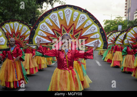 Région de la capitale nationale, aux Philippines. Apr 28, 2018. Différents festivals culturels de différentes régions des Philippines se réunissent lors de cet événement annuel de concourir pour le meilleur festival danse et custome afficher. Cet événement a également été appelée ''La métro Manille de toutes les fiestas'' où les gens peuvent se rassembler pour regarder le défilé des festivals sans se rendre dans différentes parties du pays. Credit : ZUMA Press, Inc./Alamy Live News Banque D'Images