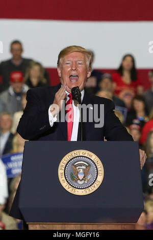 Le Michigan, USA . Apr 28, 2018. Le président Donald Trump aborde ses partisans lors d'un rassemblement électoral à Washingtown Township, Michigan. Credit : SOPA/Alamy Images Limited Live News Banque D'Images