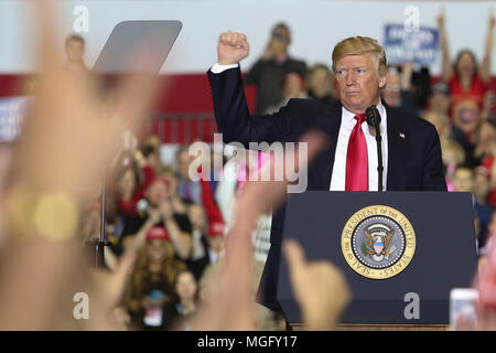 Le Michigan, USA . Apr 28, 2018. Le président Donald Trump aborde ses partisans lors d'un rassemblement électoral à Washingtown Township, Michigan. Credit : SOPA/Alamy Images Limited Live News Banque D'Images