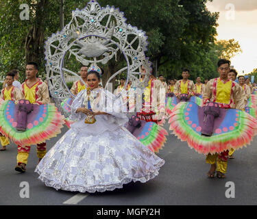 Région de la capitale nationale, aux Philippines. Apr 28, 2018. Différents festivals culturels de différentes régions des Philippines se réunissent lors de cet événement annuel de concourir pour le meilleur festival danse et custome afficher. Cet événement a également été appelée ''La métro Manille de toutes les fiestas'' où les gens peuvent se rassembler pour regarder le défilé des festivals sans se rendre dans différentes parties du pays. Credit : ZUMA Press, Inc./Alamy Live News Banque D'Images