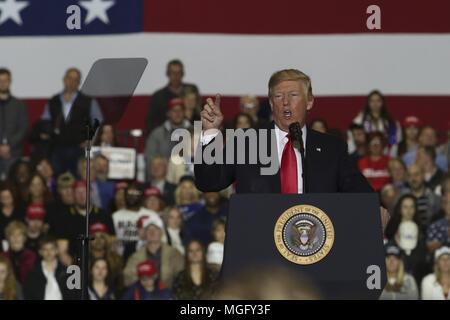 Washington Township, Michigan, USA. Apr 28, 2018. Le président Donald Trump aborde ses partisans lors d'un rassemblement électoral à Washingtown Township, Michigan. Credit : Chirag Wakaskar SOPA/Images/ZUMA/Alamy Fil Live News Banque D'Images