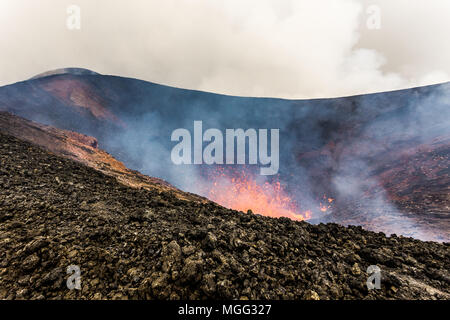Fontaine de lave chaude, éruption de volcan en éruption cratère Tolbachik, péninsule du Kamchatka, Russie Banque D'Images