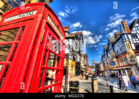 Ville de Chester, en Angleterre. Vue artistique d'un téléphone public fort rouge sur Chester's Eastgate Street. Banque D'Images