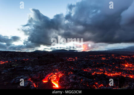 De l'éruption du volcan Tolbachik la nuit, le Kamchatka, Russie Banque D'Images