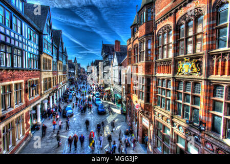 Ville de Chester, en Angleterre. Vue artistique de shoppers sur Chester's Eastgate Street. La scène a été capturée à partir de la section de l'Eastgate le mur de la ville. Banque D'Images