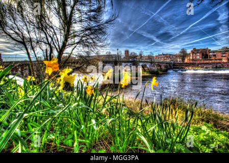 Ville de Chester, en Angleterre. Vue artistique du printemps de Chester médiéval Vieux Pont sur la rivière Dee Dee. Banque D'Images