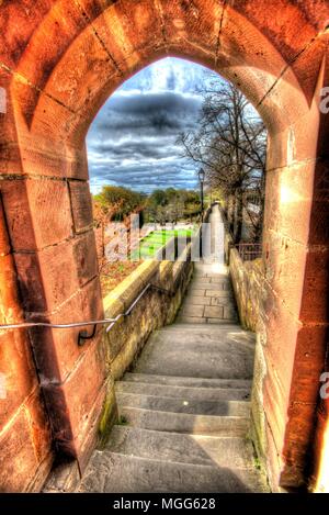 Ville de Chester, en Angleterre. Vue artistique de fortifications de Chester à Newgate, avec le mur de marche et les jardins romains à l'arrière-plan. Banque D'Images