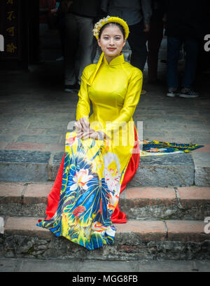 Belle jeune femme vietnamienne dans l'Ao Dai, l'habit traditionnel Banque D'Images