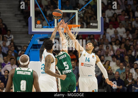 Madrid, Espagne. Apr 27, 2018. Mike James (C) lors de la victoire du Real Madrid sur Panathinaikos Athènes (89 - 82) dans la région de Turkish Airlines Euroleague série éliminatoire (jeu 4) célébrée à Wizink au centre de Madrid (Espagne). Le 27 avril 2018. Credit : Juan Carlos García Mate/Pacific Press/Alamy Live News Banque D'Images