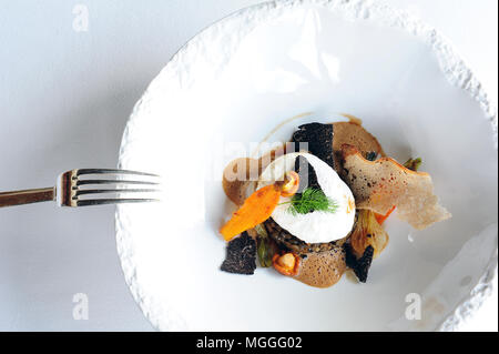 Le chef étoilé Régis Marcon's 'ragoût de lentilles vertes de Puy avec truffes et œuf de poule fumé' Banque D'Images